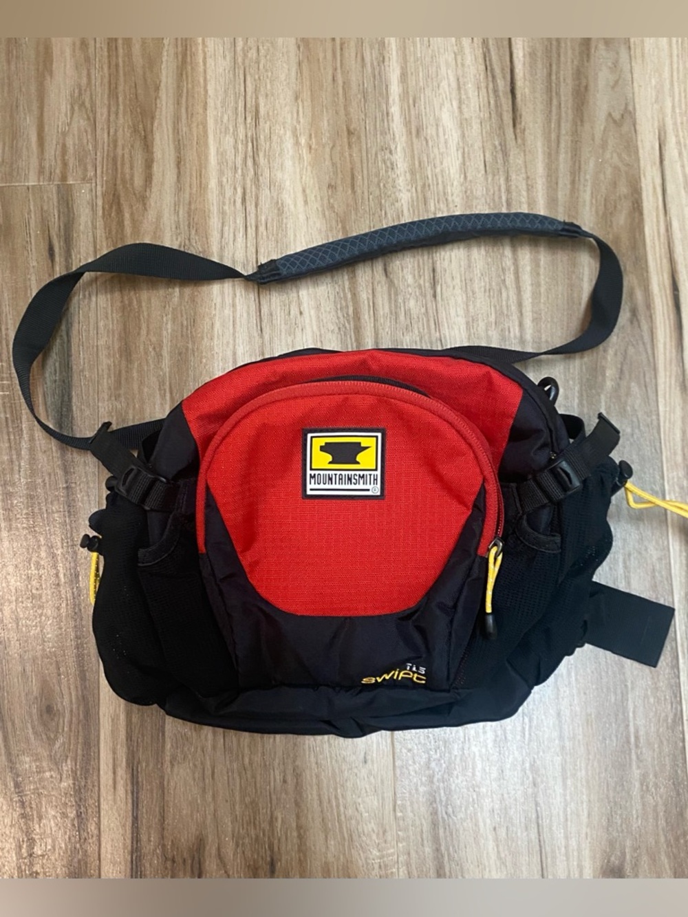 MOUNTAINSMITH SWIFT LUMBAR PACK FANNY CROSSBODY WAIST RED BLACK ONE SIZE UNISEX